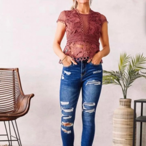 Buckle Crochet Floral Top - Picture 2 of 6